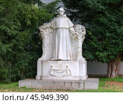 Брно, Чехия. Памятник Грегору Иоганну Менделю, основоположнику генетики (2019 год). Стоковое фото, фотограф Михаил Марковский / Фотобанк Лори