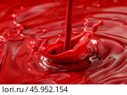 Stream of red liquid splashing and creating crown shaped splashes. Стоковое AI-изображение, AI-художник Иван Рябоконь / Фотобанк Лори