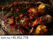 Rotten tomatoes and onions decomposing with herbs on dirty metal tray. Стоковое AI-изображение, AI-художник Иван Рябоконь / Фотобанк Лори
