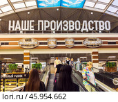 Эскалатор на второй этаж к цехам собственного производства. Центральный рынок города Воронеж. Редакционное фото, фотограф Вячеслав Палес / Фотобанк Лори