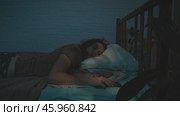 Insomnia. Person can't fall asleep at night, lying awake in bed. Стоковое видео, видеограф Маргарита Кирьякова / Фотобанк Лори