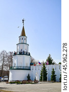 Поселок Раифа. Музей истории Раифского Богородицкого мужского монастыря. Туристы на смотровой площадке (2024 год). Стоковое фото, фотограф Александр Тараканов / Фотобанк Лори