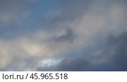Observe dynamic flow of clouds against a vibrant blue sky, real time capture. Experience gradual shifts in skyscape during different moments in the day. Weather forecast. Climate change. Slow motion. Стоковое видео, видеограф Юлия Петровская / Фотобанк Лори