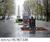 Площадь Героев — центральный мемориальный ансамбль города-героя Новороссийска. Главный памятник посвящён Великой Отечественной войне. В братской могиле захоронены 22 участника боёв за Новороссийск в 1943 году. Рядом могилы Героев Советского Союза Цезаря Куникова и Николая Сипягина. Новороссийск (2015 год). Редакционное фото, фотограф Сергей Елизарьев / Фотобанк Лори