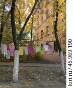 Постиранное бельё сохнет в городе, во дворе дома (2014 год). Стоковое фото, фотограф Elena Kotova / Фотобанк Лори