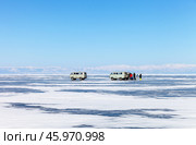BAIKAL LAKE, OLKHON ISLAND, IRKUTSK REGION, RUSSIA - February 23, 2023: A group of tourists arrived on the frozen Small Sea in SUVs for a winter picnic and outdoors recreation. Редакционное фото, фотограф Виктория Катьянова / Фотобанк Лори