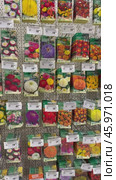 Vertical video of packages of garden flower seeds assortmen with price tags in Russian in supermarket. Flower seedling growing at spring season. Editorial use. 17 January, 2025, Angarsk, Russia. Редакционное видео, видеограф Виктория Катьянова / Фотобанк Лори