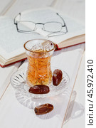 Azerbaijani black tea in armudu tea glass. Atmosphere of Baku and Eastern traditions. Oriental cuisine. Cozy atmosphere in the caucasus cafe. Стоковое фото, фотограф Андрис Салминьш / Фотобанк Лори