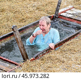 Женщина после ныряния в проруби. Крещенские морозы 19 января. Редакционное фото, фотограф Александр Тараканов / Фотобанк Лори