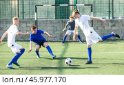 Youthful football players challenging for ball. Стоковое фото, фотограф Яков Филимонов / Фотобанк Лори