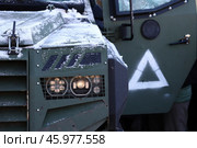 Выставка трофейной военной техники, прибывшей с харьковского и сумского направлений СВО, в музейно-историческом парке "Россия - Моя история". Посетители на выставке осматривают военную технику. Редакционное фото, фотограф Сергей Шелагин / Фотобанк Лори