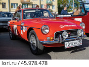 Британский спортивный автомобиль MGB GT на ретро ралли "Петербург-2024". Вид спереди. Петергоф. Редакционное фото, фотограф Виктор Карасев / Фотобанк Лори