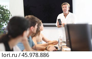 During computer courses, male teacher with mobile phone explains to listeners principle of operation. Стоковое видео, видеограф Яков Филимонов / Фотобанк Лори