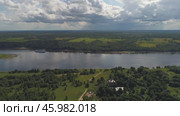 Река Волга в Ярославской области июльским днем (аэросъемка). Россия. Стоковое видео, видеограф Виктор Карасев / Фотобанк Лори
