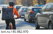 Delivery rider navigating traffic on bicycle. Стоковое AI-видео, аниматор Юрий Поздников / Фотобанк Лори