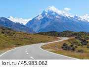 Дорога в национальный парк Mount Cook, заснеженная вершина горы Кука, Новая Зеландия. Стоковое фото, фотограф NataMint / Фотобанк Лори