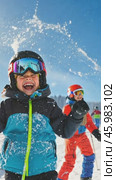 Happy child throwing snow in the air while skiing. Стоковое AI-видео, аниматор Юрий Поздников / Фотобанк Лори