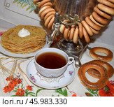 Чаепитие в русском стиле, с самоваром, с блинами и c баранками. Стоковое фото, фотограф Photolart / Фотобанк Лори