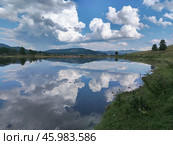 Озеро с отражением неба и облаков. Стоковое фото, фотограф Елена Забелина / Фотобанк Лори