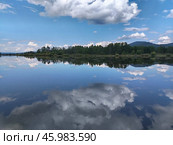 Отражение облаков в озере. Стоковое фото, фотограф Елена Забелина / Фотобанк Лори