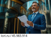 Бизнесмен, просматривающий важные документы в современном офисе. Стоковое AI-изображение, AI-художник Ярославский Максим / Фотобанк Лори