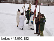 Обряд в Крещение. Священик окропляет святой водой казаков 19 января. Редакционное фото, фотограф Александр Тараканов / Фотобанк Лори