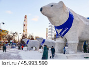 Город Тюмень. Фигуры медведя Папа Миши и медведицы Матильды Потаповны возле здания цирка. Редакционное фото, фотограф Александр Тараканов / Фотобанк Лори