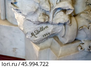 Подпись скульптора Марии Диллон на камине в Белом зале. Бывший особняк Кельха («Дом Юриста»). Город Санкт-Петербург. Редакционное фото, фотограф Румянцева Наталия / Фотобанк Лори
