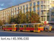Трамвайный состав из вагонов "Татра" T3SU №256+№257, проспект Ленина, Екатеринбург (2019 год). Редакционное фото, фотограф Алексей Иванов / Фотобанк Лори