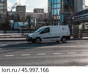 Peugeot Expert LCV rides on the city road. White delivery van in motion. Редакционное фото, фотограф Константин Григорьев / Фотобанк Лори