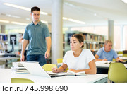 Smart female American student preparing for the exam. Стоковое фото, фотограф Яков Филимонов / Фотобанк Лори