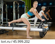 blonde woman performs exercises for the glutes and legs. Стоковое фото, фотограф Яков Филимонов / Фотобанк Лори