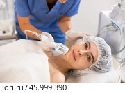 Female patient experiencing facial cryotherapy procedure in cosmetic clinic. Стоковое фото, фотограф Яков Филимонов / Фотобанк Лори