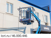 Russia. Samara, August 22, 2024: a new articulated boom lift on a trading platform near a store on a sunny summer day. Text in Russian: gidroremservis. Редакционное фото, фотограф Акиньшин Владимир / Фотобанк Лори