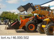 Russia. Samara, August 22, 2024: new construction equipment on the trading platform near the store on a sunny summer day. Text in Russian: gidroremservis. Редакционное фото, фотограф Акиньшин Владимир / Фотобанк Лори