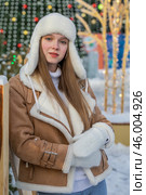 Молодая девушка в дубленке позирует в зимнем парке. Стоковое фото, фотограф Андрей Аркуша / Фотобанк Лори