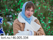 Молодая девушка в дубленке позирует в зимнем парке. Стоковое фото, фотограф Андрей Аркуша / Фотобанк Лори