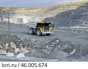 Карьерный самосвал "Caterpillar" в карьере Баженовского месторождения хризотил-асбеста, комбинат "Ураласбест", город Асбест, Свердловская область (2019 год). Редакционное фото, фотограф Алексей Иванов / Фотобанк Лори