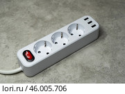 Сетевой фильтр. Удлинитель тройник с тремя розетками и тремя портами USB для питания бытовых электро приборов. Редакционное фото, фотограф Sergei Gorin / Фотобанк Лори