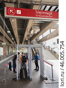 Tourists at security check in Bangkoks metro, Thailand (2015 год). Редакционное фото, фотограф Александр Подшивалов / Фотобанк Лори