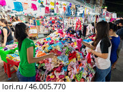 Vietnamese girls buy underwear at market (2014 год). Редакционное фото, фотограф Александр Подшивалов / Фотобанк Лори