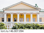 Moscow region, Leninskie Gorki, August 23, 2024. The Lenin Historical Museum-Reserve "Gorki" is the museum of V. I. Lenin, where the Soviet leader died in 1924. The architecture of the park on a summer day. Редакционное фото, фотограф Photojuli / Фотобанк Лори