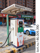 Charging station for electric vehicles in the Wuhan city, China (2024 год). Редакционное фото, фотограф Кекяляйнен Андрей / Фотобанк Лори