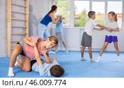 practice grabbing their opponent's arms. Стоковое фото, фотограф Яков Филимонов / Фотобанк Лори