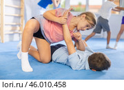 practice grabbing their opponent's arms. Стоковое фото, фотограф Яков Филимонов / Фотобанк Лори