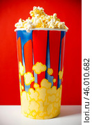 Popcorn in striped bucket. Стоковое фото, фотограф Сергей Толмачёв / Фотобанк Лори