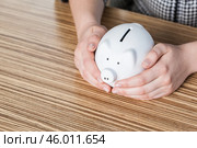 Piggy bank protected by hands. Стоковое фото, фотограф Сергей Толмачёв / Фотобанк Лори