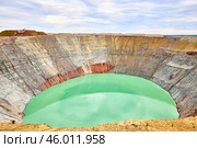 Заброшенный, заполненный водой карьер Мир вид сверху. Стоковое фото, фотограф Байбородин Михаил / Фотобанк Лори