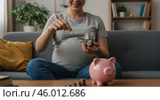 Pregnant woman saving money, Saving for baby, Pregnancy financial planning, Expecting mother savings, Saving with piggy bank, Baby expenses, Future family finances, Financial security for baby, Motherhood saving, Prenatal planning, Maternity saving, Saving for newborn, preparing for parenthood, woman saving coins, baby on the way, planning for childcare, budget for pregnancy, пособие на ребенка, соцзащита населения в действии. Стоковое AI-изображение, AI-художник Сергей Расторгуев / Фотобанк Лори