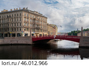 Saint Petersburg, Russia, 07.21.2024: View of the historical residential building of the K.B. Korpus Apartment Building on the Moika River embankment and the Red Bridge. Редакционное фото, фотограф Ula Ulachka / Фотобанк Лори